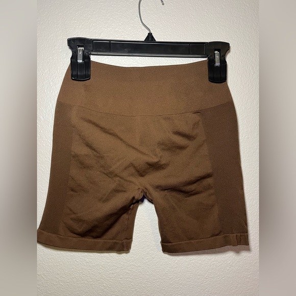 Aurola Amazon Scrunch Shorts - Picture 4 of 4